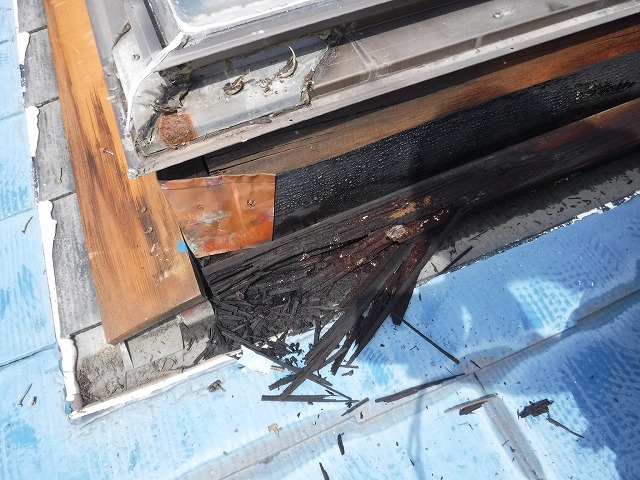 傷んだ天窓の木材